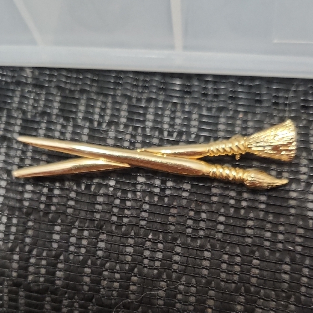 Elegant Gold Art Brushes Brooch Vintage By NEW VIEW